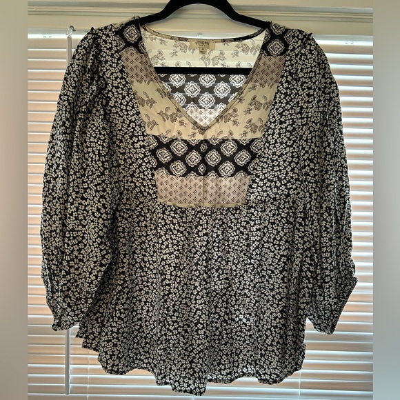 Umgee Tops - Women’s UMGEE Black and White Floral Bohemian Blouse - Size Medium